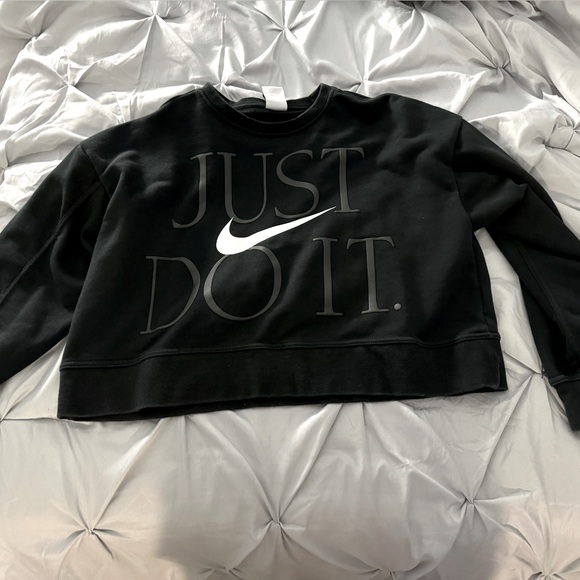 Cropped black nike sweater size small - Picture 3 of 4